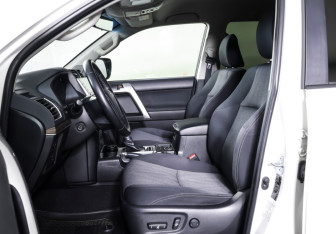 Подержанный автомобиль Toyota Land Cruiser Prado 2020 года (17 фото)