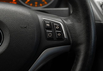 Подержанный автомобиль BMW X1 2012 года (17 фото)
