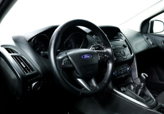 Подержанный автомобиль Ford Focus Hatchback 2017 года (10 фото)