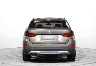 Подержанный автомобиль BMW X1 2013 года (6 фото)