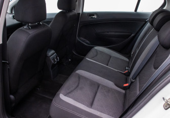 Подержанный автомобиль Peugeot 408 2014 года (11 фото)