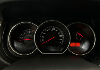 Подержанный автомобиль Nissan Tiida Hatchback 2010 года (15 фото)