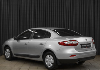 Подержанный автомобиль Renault Fluence 2011 года (7 фото)