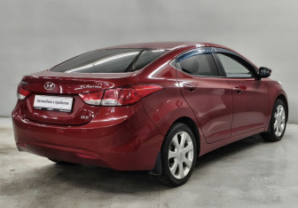Подержанный автомобиль Hyundai Elantra Sedan 2011 года (5 фото)