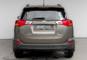 Подержанный автомобиль Toyota RAV4 2014 года (6 фото)