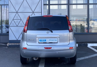 Подержанный автомобиль Nissan Note 2010 года (6 фото)