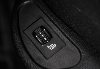 Подержанный автомобиль Peugeot 308 Hatchback 2012 года (13 фото)