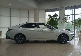 Подержанный автомобиль Hyundai Elantra Sedan 2024 года (4 фото)