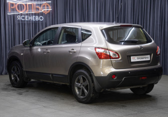 Подержанный автомобиль Nissan Qashqai 2012 года (7 фото)