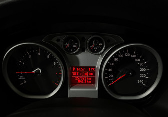 Подержанный автомобиль Ford Focus Wagon 2011 года (11 фото)