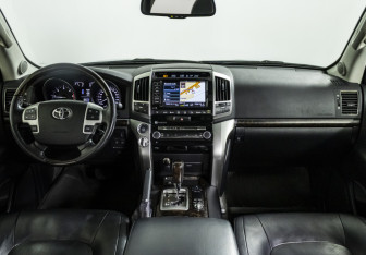Подержанный автомобиль Toyota Land Cruiser Suv 2015 года (13 фото)