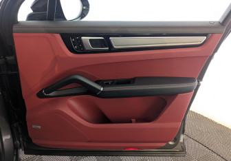 Подержанный автомобиль Porsche Cayenne 2019 года (23 фото)