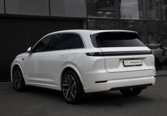 Подержанный автомобиль LiXiang L7 2024 года (7 фото)