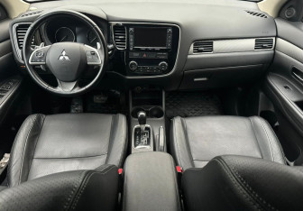Подержанный автомобиль Mitsubishi Outlander 2014 года (11 фото)