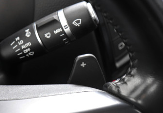 Подержанный автомобиль Jaguar XE 2016 года (14 фото)