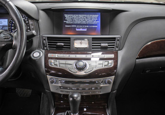 Подержанный автомобиль Infiniti Q70 2014 года (15 фото)