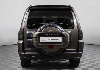 Подержанный автомобиль Mitsubishi Pajero 2012 года (6 фото)