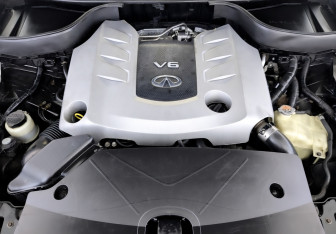 Подержанный автомобиль Infiniti QX70 2015 года (9 фото)