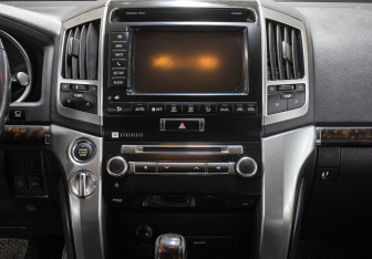 Подержанный автомобиль Toyota Land Cruiser Suv 2013 года (15 фото)