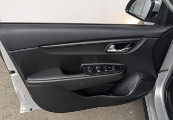 Подержанный автомобиль Kia Rio Hatchback 2021 года (18 фото)