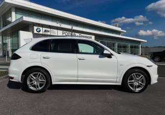 Подержанный автомобиль Porsche Cayenne 2012 года (4 фото)