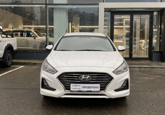 Подержанный автомобиль Hyundai Sonata 2019 года (2 фото)