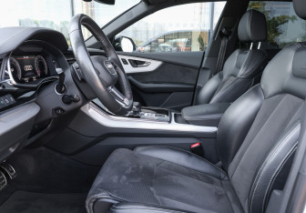 Подержанный автомобиль Audi Q8 2018 года (16 фото)