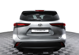 Подержанный автомобиль Toyota Highlander 2021 года (6 фото)