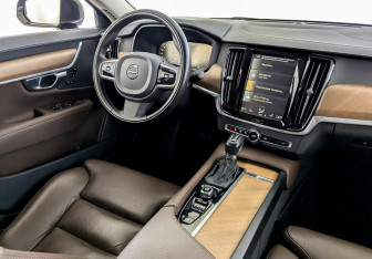 Подержанный автомобиль Volvo S90 2019 года (30 фото)