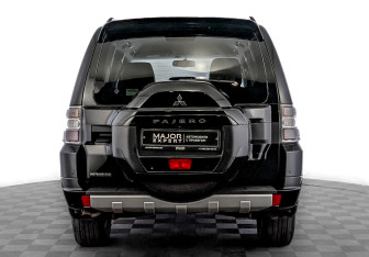 Подержанный автомобиль Mitsubishi Pajero 2014 года (6 фото)