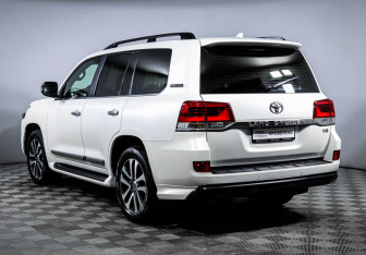 Подержанный автомобиль Toyota Land Cruiser Suv 2017 года (7 фото)