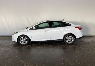 Подержанный автомобиль Ford Focus Sedan 2013 года (7 фото)