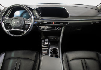 Подержанный автомобиль Hyundai Sonata 2020 года (11 фото)