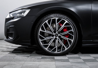 Подержанный автомобиль Audi S8 2023 года (15 фото)