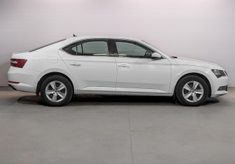 Подержанный автомобиль Skoda Superb Liftback 2017 года (4 фото)