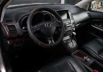 Подержанный автомобиль Lexus RX 2005 года (12 фото)