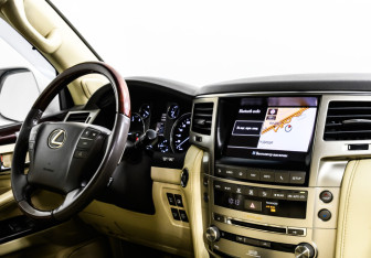 Подержанный автомобиль Lexus LX 2012 года (9 фото)