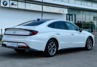Подержанный автомобиль Hyundai Sonata 2022 года (5 фото)