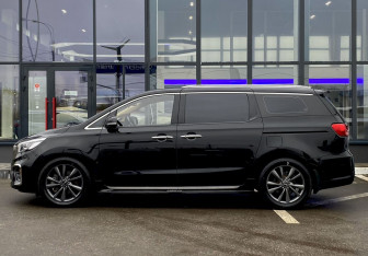 Подержанный автомобиль Kia Carnival 2019 года (8 фото)