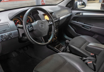 Подержанный автомобиль Opel Astra Sedan 2012 года (16 фото)