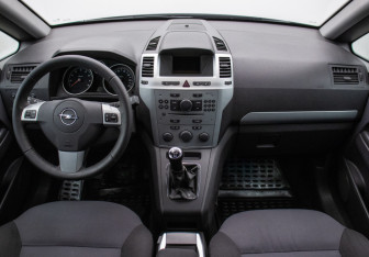 Подержанный автомобиль Opel Zafira Compactvan 2010 года (13 фото)