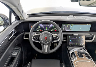 Подержанный автомобиль Hongqi E-HS9 2022 года (22 фото)