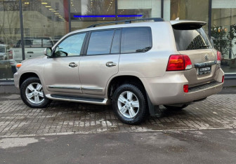 Подержанный автомобиль Toyota Land Cruiser Suv 2013 года (6 фото)