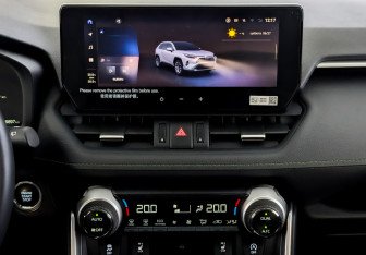 Подержанный автомобиль Toyota RAV4 2025 года (15 фото)