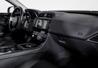 Подержанный автомобиль Jaguar XE 2016 года (9 фото)