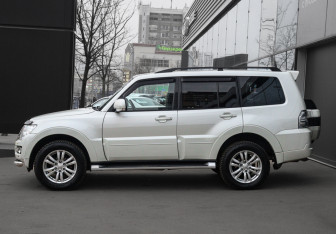 Подержанный автомобиль Mitsubishi Pajero 2015 года (8 фото)