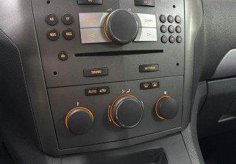 Подержанный автомобиль Opel Zafira Compactvan 2007 года (13 фото)