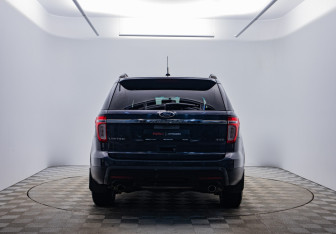 Подержанный автомобиль Ford Explorer 2013 года (6 фото)
