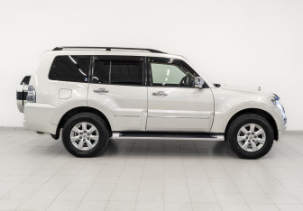 Подержанный автомобиль Mitsubishi Pajero 2021 года (4 фото)