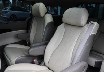 Подержанный автомобиль Kia Carnival 2021 года (10 фото)